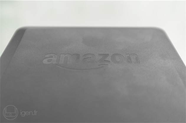 Le discret logo d'Amazon au dos, dont le plastique granuleux fait très cheap. Remarquez aussi les bords plus anguleux.