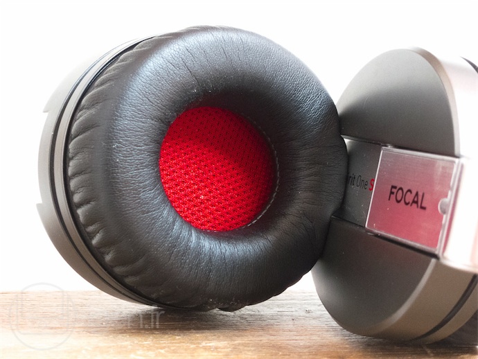 Le doublage rouge caractéristique du casque d'entrée de gamme de Focal. Les oreillettes ont été élargies de 7 mm : le confort a été amélioré au détriment de la portabilité, mais le Spirit Classic reste un cran au-dessus pour des sessions d'écoute prolongée.
