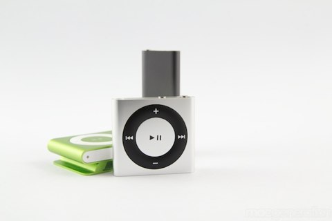 L'iPod shuffle actuel, entouré de ses prédécesseurs. Image iGeneration.