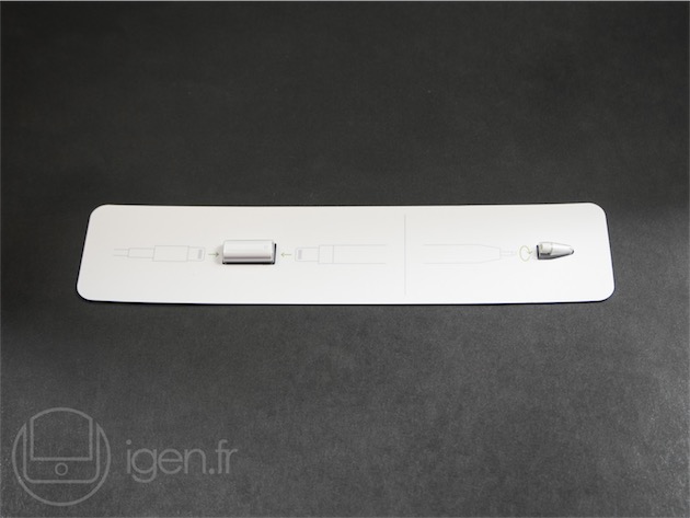 Apple fournit un adaptateur Lightning femelle-Lightning femelle et une pointe de rechange.