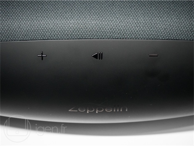 Les contrôles physiques du Zeppelin Wireless, qui peut aussi être contrôlé depuis une application.