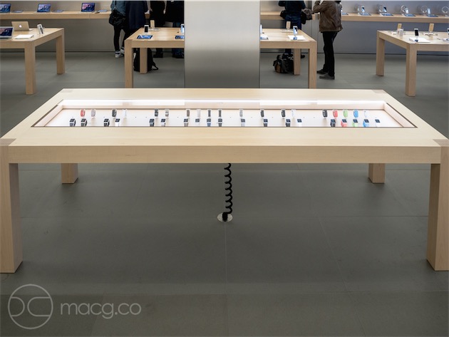 La table/vitrine dans laquelle sont exposés les différents modèles. On y trouve l'Apple Watch Edition, alors qu'elle n'est disponible qu'à l'Apple Store Opéra, l'Apple Watch Shop des galeries Lafayette, et chez Colette.
