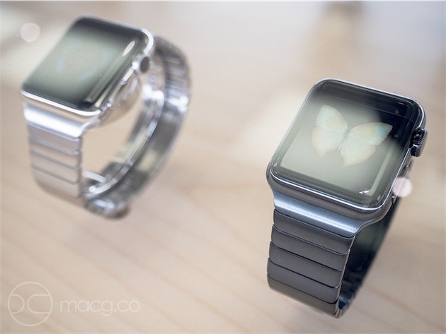 Les deux coloris d'Apple Watch, sur bracelets à maillons assortis. Alors que ce genre de bracelets demande normalement un réglage en bijouterie à l'aide d'un petit outil spécial (ou à la maison avec un tournevis pour les plus téméraires), celui d'Apple s'ajuste sans outil.