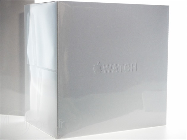L'emballage de l'Apple Watch, qui contient une boîte en plastique carrée. Ces deux moitiés sont maintenues à l'aide d'aimant et doublées de velours — ceci explique peut-être le prix minimum de 649 €.