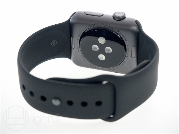 L'Apple Watch Sport gris sidéral. Les capteurs sont ceints par un matériau composite ; l'Apple Watch et l'Apple Watch Edition bénéficient de saphir et de céramique.