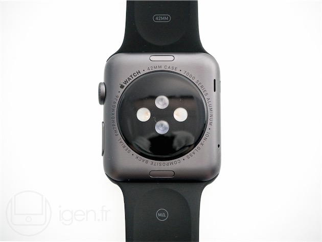 Une autre vue du dos, contenant les informations sur le matériel et le logo Apple, ainsi que les boutons permettant de déverrouiller le bracelet.