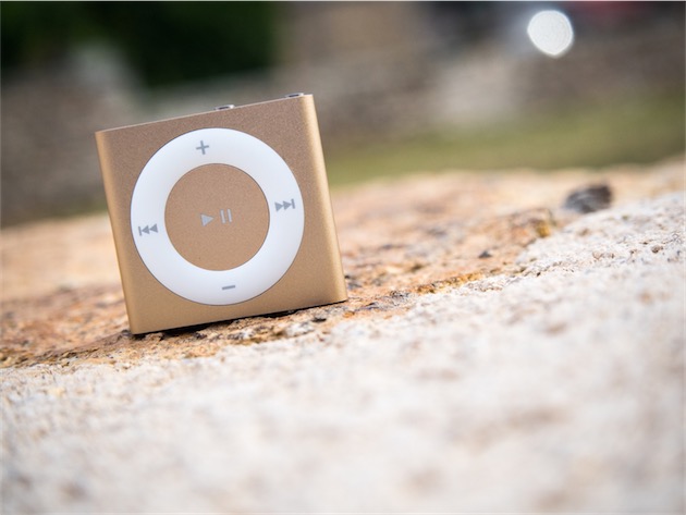 L’iPod shuffle 2015 dans un de ses nouveaux coloris pour 2015, « or ».