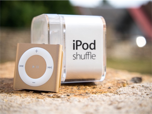 Comme l’iPhone, l’iPad et le MacBook, l’iPod shuffle est désormais décliné dans un coloris « or ». Mais alors que l’apparence de ces trois produits est identique, la texture de l’iPod shuffle est très légèrement différente — elle évoque moins l’aluminium anodisé que de la peinture pulvérisée