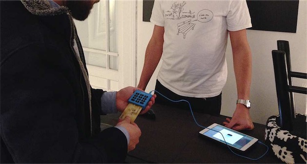 Prototype de caisse volante à base d’iPad : on voit aussi le lecteur de carte bancaire relié à la tablette via le mini-jack. 