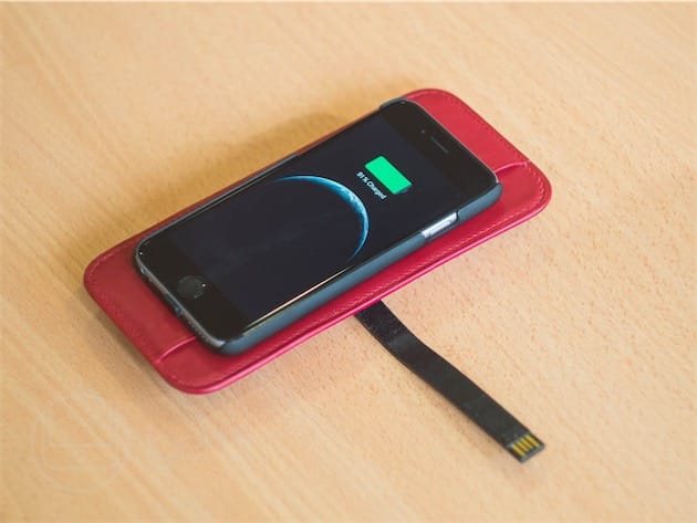 La Connected Sleeve recharge par induction, mais peut elle-même être rechargée par ce biais. On peut ainsi imaginer posséder une station de charge à la maison (sous la forme dune lampelampe ou dune table de chevetlampe) pour recharger le téléphone et la batterie sans fil. La Connected Sleeve se connecte au téléphone en Bluetooth pour suivre sa charge au mieux, mais aussi pour lui envoyer des informations sur ses propres réserves par le biais dune application.
