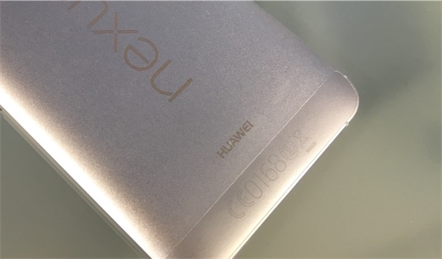 Au dos du Nexus 6P, on retrouve la marque de Google… mais aussi celle du partenaire sélectionné pour ce modèle, en l’occurrence Huawei.
