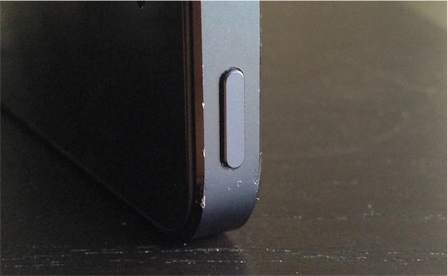 Cette photo prise quelques mois après la sortie montre déjà les traces sur le chanfrein… alors que cet iPhone avait été conservé essentiellement dans un étui !