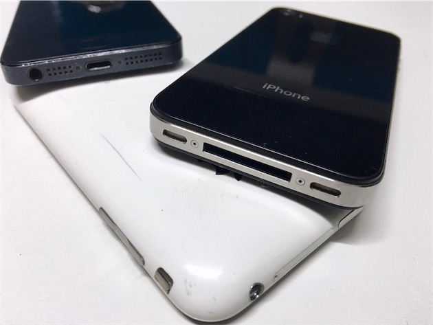 Les mal-aimés : iPhone 3G en blanc en bas, iPhone 4 au premier plan et iPhone 5 derrière.