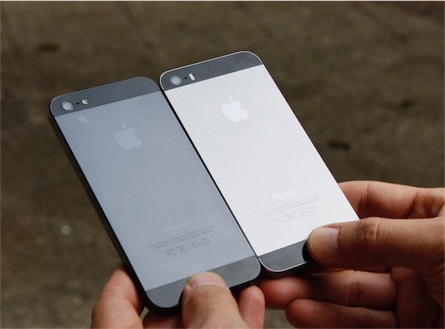 iPhone 5 noir (gauche) contre iPhone 5s gris sidéral