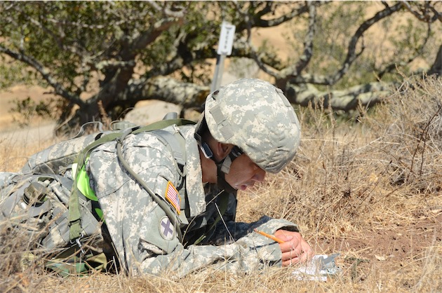 En attendant le déploiement des iPhone, il faut bien travailler… (image California National Guard CC BY 2.0)