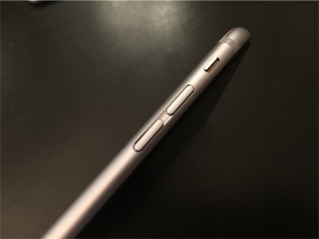 Sur les iPhone actuels, les deux boutons de volume sont légèrement en retrait, dans un renfoncement creusé dans l’aluminium. Sur les iPhone 7, ce renfoncement serait comblé et les boutons de volume seraient directement placés sur la tranche.