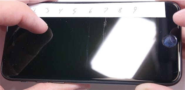 Les rayures apparaissent clairement avec un matériau de niveau 6. C’est la même chose que les iPhone précédents.