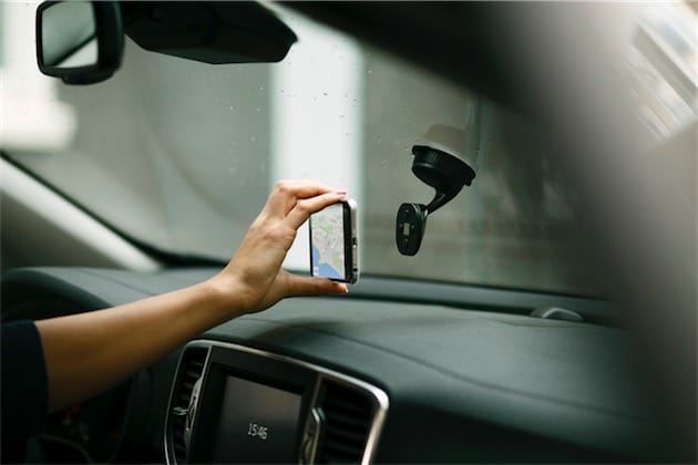 Outre l’app, Safety Lens est composé d’un support à placer sur le pare-brise et qui maintient l’iPhone en place avec un aimant.