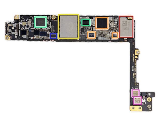Carte-mère d’un iPhone 8 Plus avec, encadrée en jaune, la puce du stockage (image iFixit). Cliquer pour agrandir