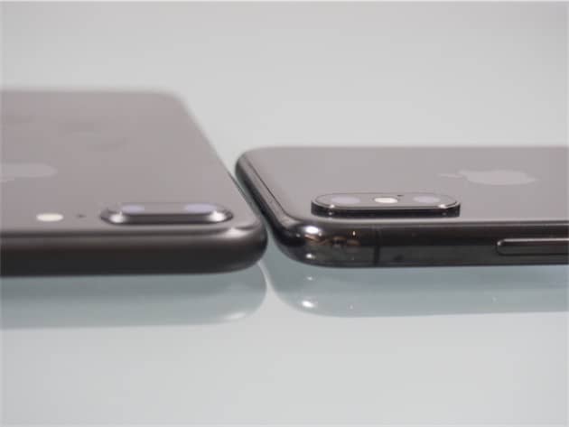 L’appareil photo au dos dépasse légèrement plus sur l’iPhone X (droite) que sur le 8 Plus (gauche). Cliquer pour agrandir