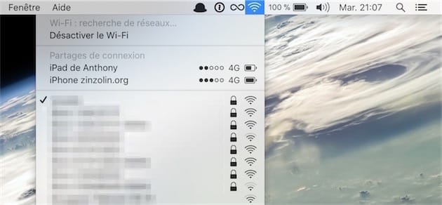 Si vos appareils iOS sont connectés au même compte iCloud que votre Mac, ils apparaîtront dans une section « Partage(s) de connexion » dans le menulet Wi-Fi. Pour connecter d’autres appareils, activez le partage de connexion dans la section du même nom des Réglages d’iOS.