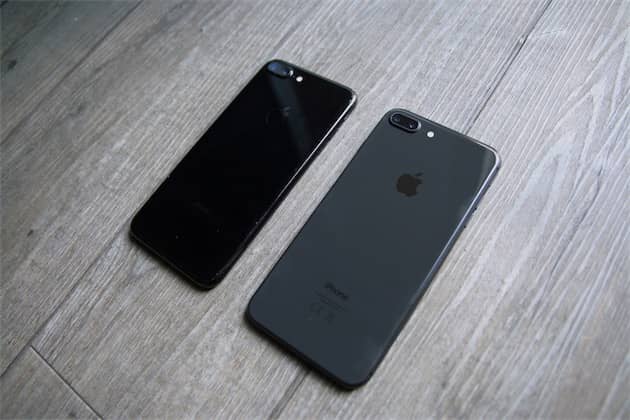 iPhone 7 Plus de noir de jais (gauche) contre iPhone 8 Plus gris sidéral (droite). Cliquer pour agrandir