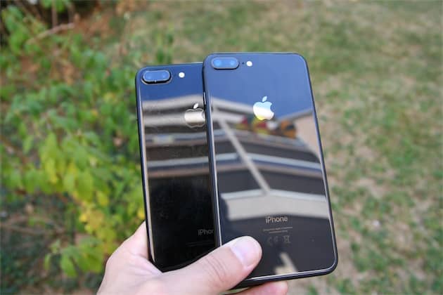 iPhone 7 Plus noir de jais derrière, iPhone 8 Plus gris sidéral devant. Les deux sont très réfléchissants, et les deux attirent très rapidement les traces de doigt. En théorie, le verre du nouveau modèle ne devrait pas être rayé aussi rapidement et facilement que le noir de jais. Cliquer pour agrandir