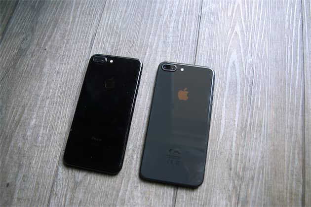 L’iPhone 8 Plus gris sidéral (droite) aux côtés de son prédécesseur, en noir de jais. Cliquer pour agrandir