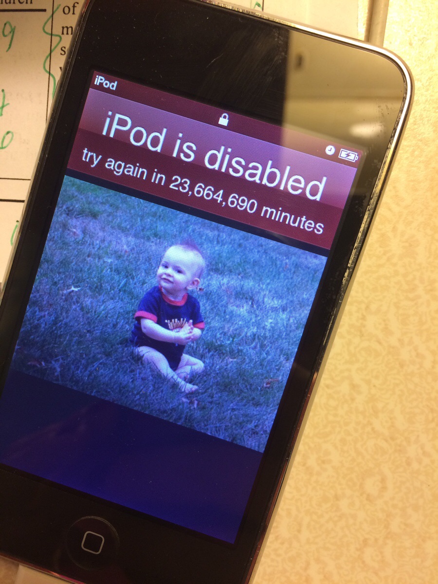 Un enfant de 2 ans bloque l'iPhone de sa mère pendant 47 ans ! - Rotek